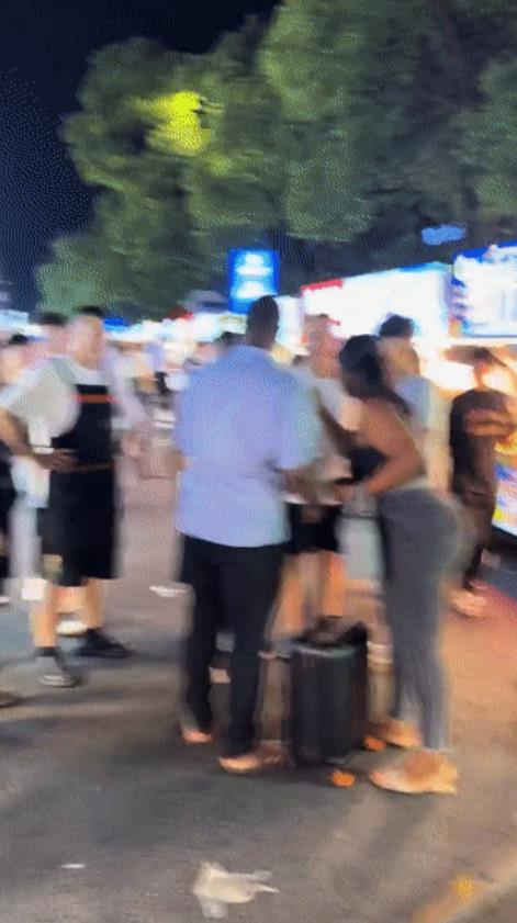 “这是在中国，别来这套！”浙江，一对黑人情侣吃完饭逃单，想在这里0元购，不料，老