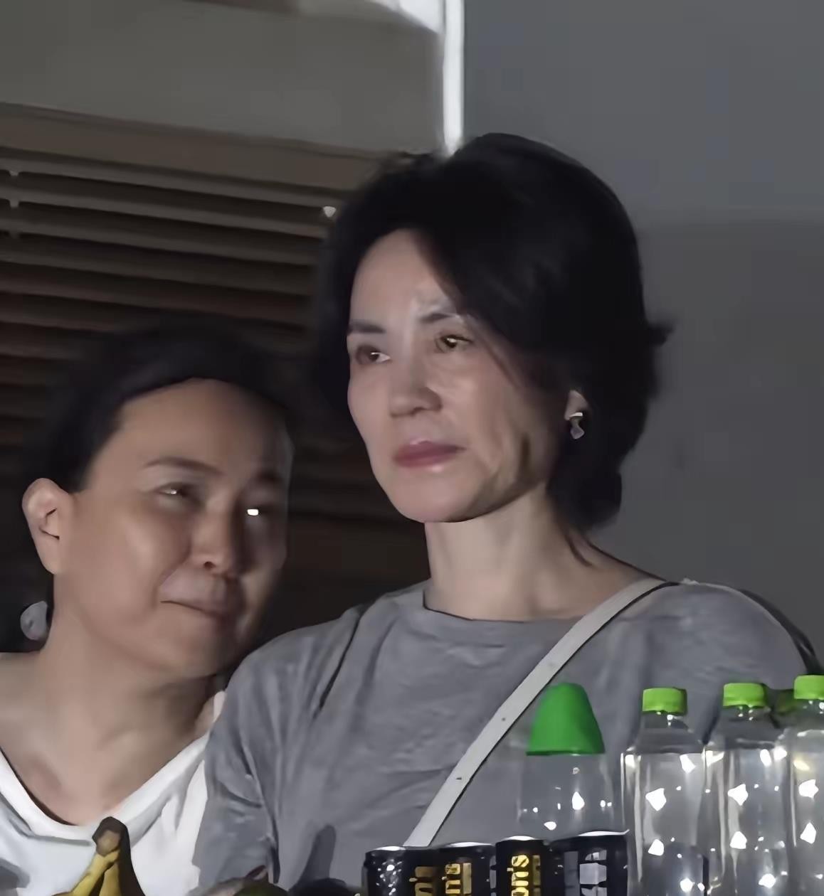 王菲在那英演唱会上被拍到苍老照片，谢霆锋还爱她吗？当时现场照片流传出来，王菲确实面部纹路明显，皮肤状