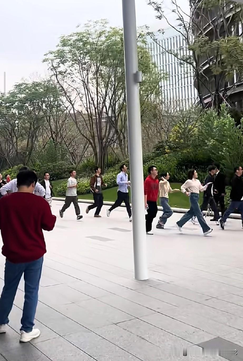 OPPO开工名场面！千人狂奔领红包这阵仗得备几万个利是吧OPPO滨海湾B