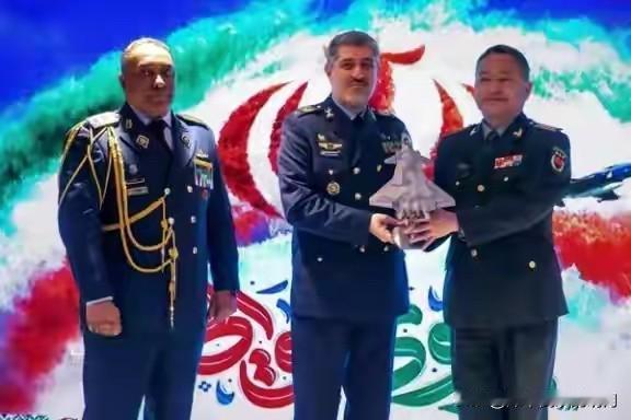 中国对伊朗支持越来越明显：军方赠送J-20战机模型意味着什么？前两天伊朗那边