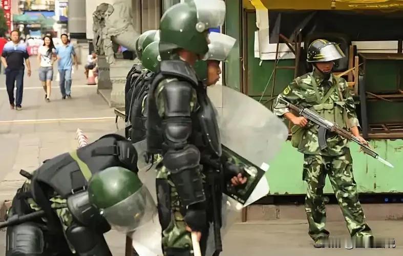 90年代初期，某城市街头上，几名执行任务的防暴武警站成一排，头戴防爆盔，身着重装