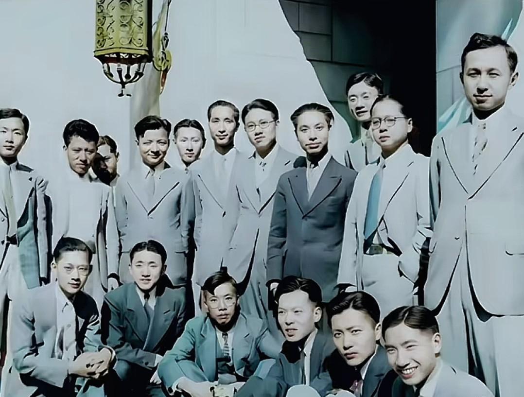 1935年，远渡重洋到国外深造的钱学森，与同窗好友留下了一张珍贵合影。照片之中