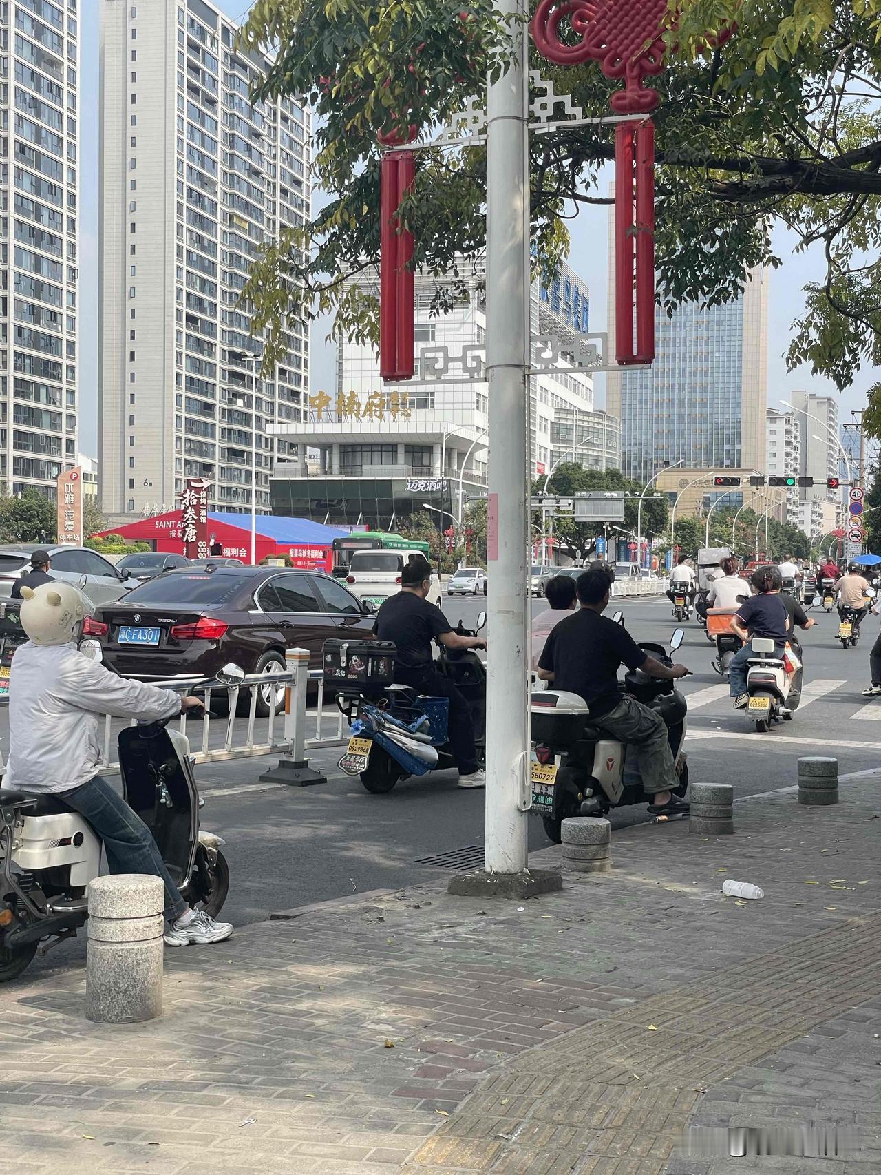 奉劝大家，在路上骑车一定要带好头盔🪖