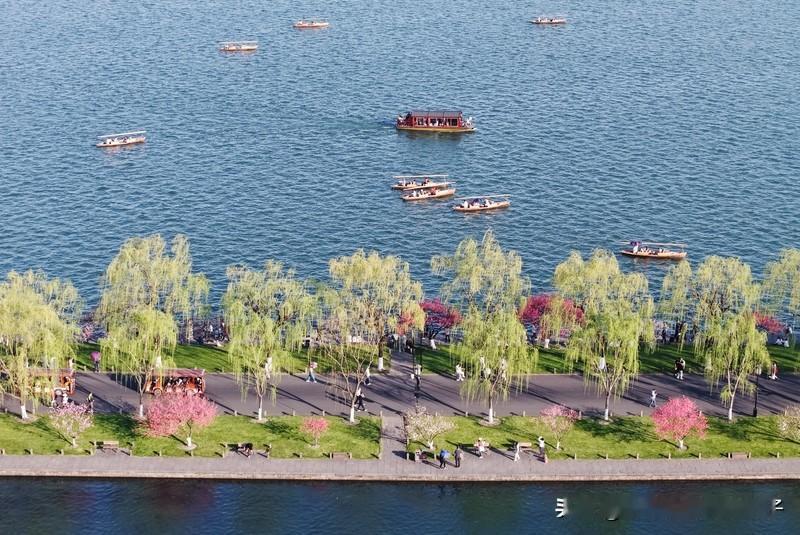 我最喜欢江南的春日美景。“春风又绿江南岸”，这句诗一点不假。漫步在江南的古镇，河