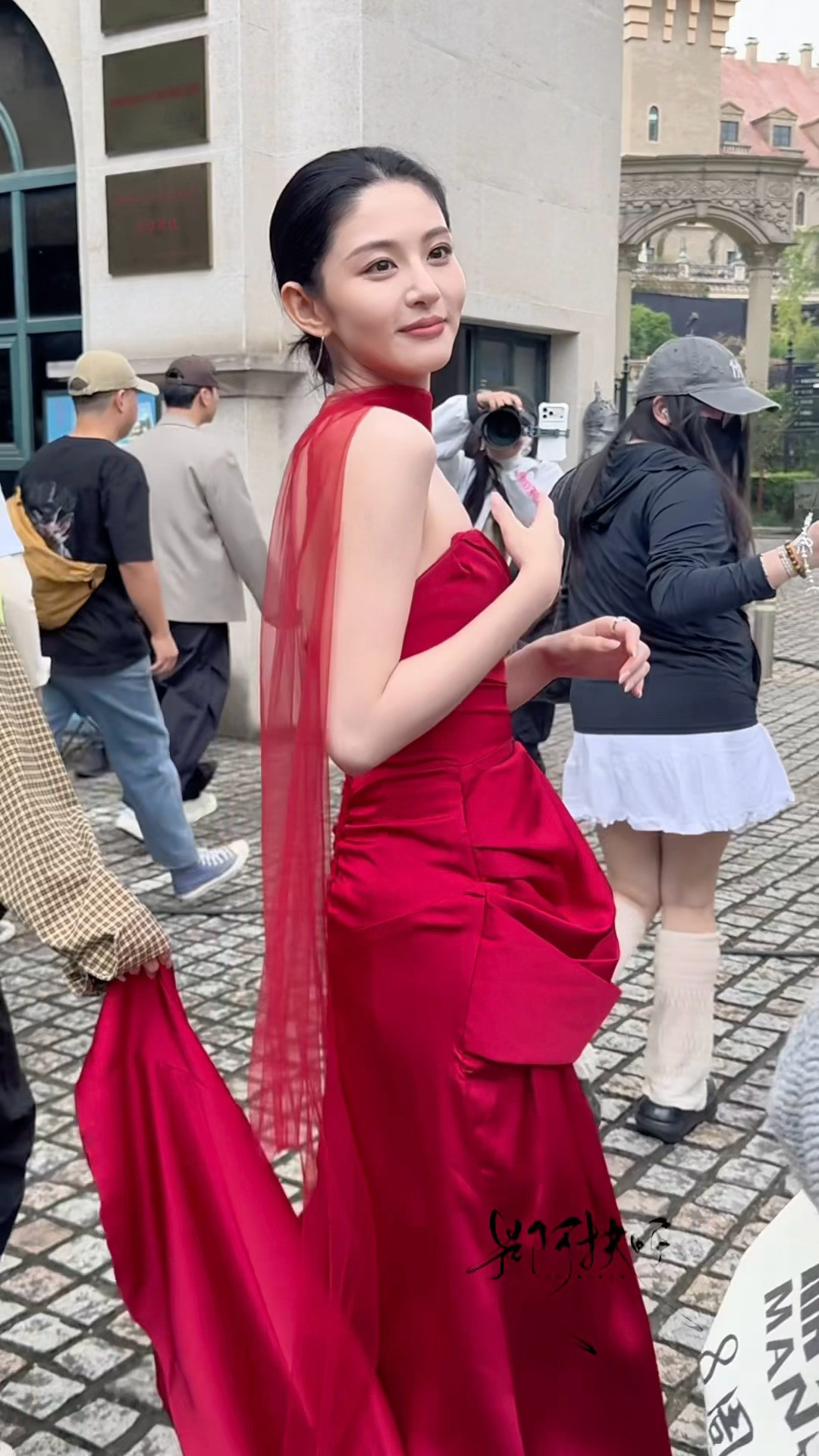 赵晴红裙出妆赵晴这套红裙真的封神！缎面长裙，飘逸颈纱，优雅盘发，静看温婉，回眸
