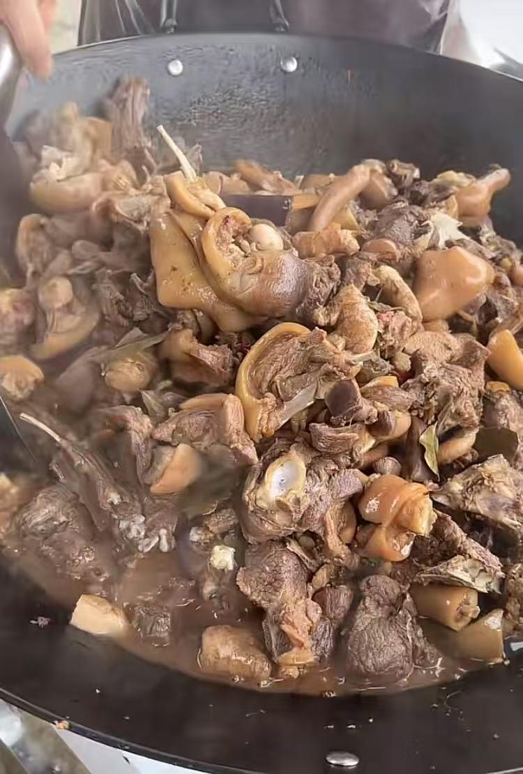 夏至狗肉，广州老城区的市场基本很难找到，今天专程去了龙归看不到熟的，只有生㓥卖，