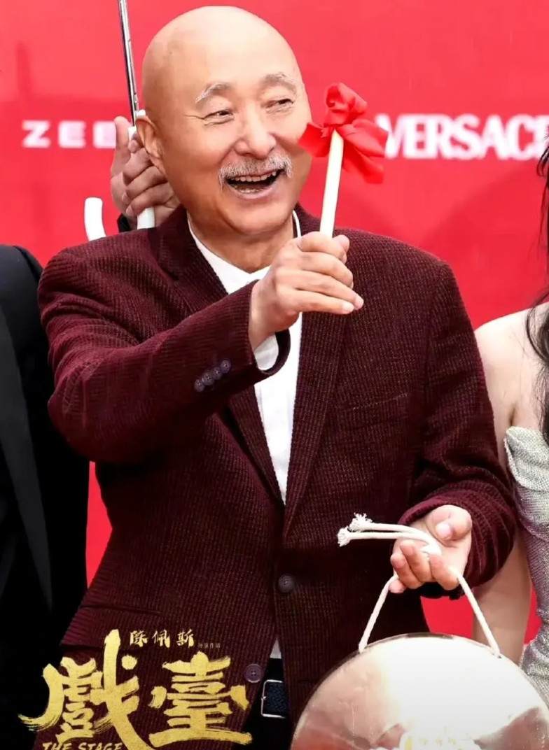 陈佩斯，一身傲骨还是折在了儿子身上，老了终要低头，还是怪他儿子不争气，还得吃这碗