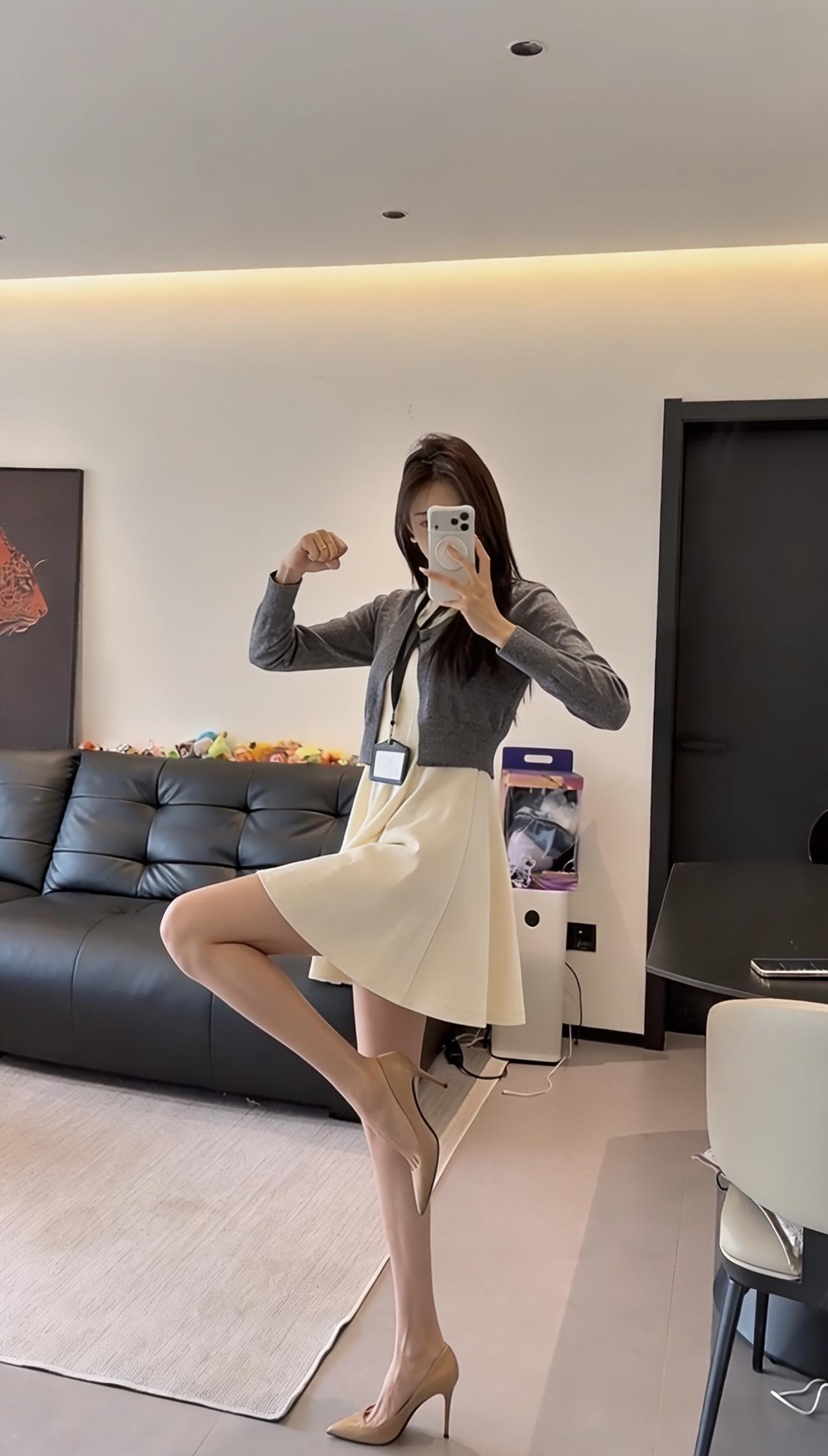 正常穿搭推荐，无不良引导。这套穿搭是经典的“灰色针织开衫+米白色连衣裙”组合，