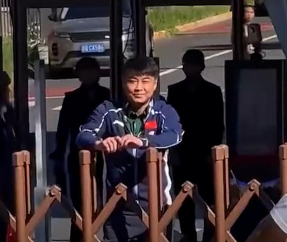 干得漂亮！3个行政拘留，17个批评教育。看了一下年龄，三人当中，最小的才