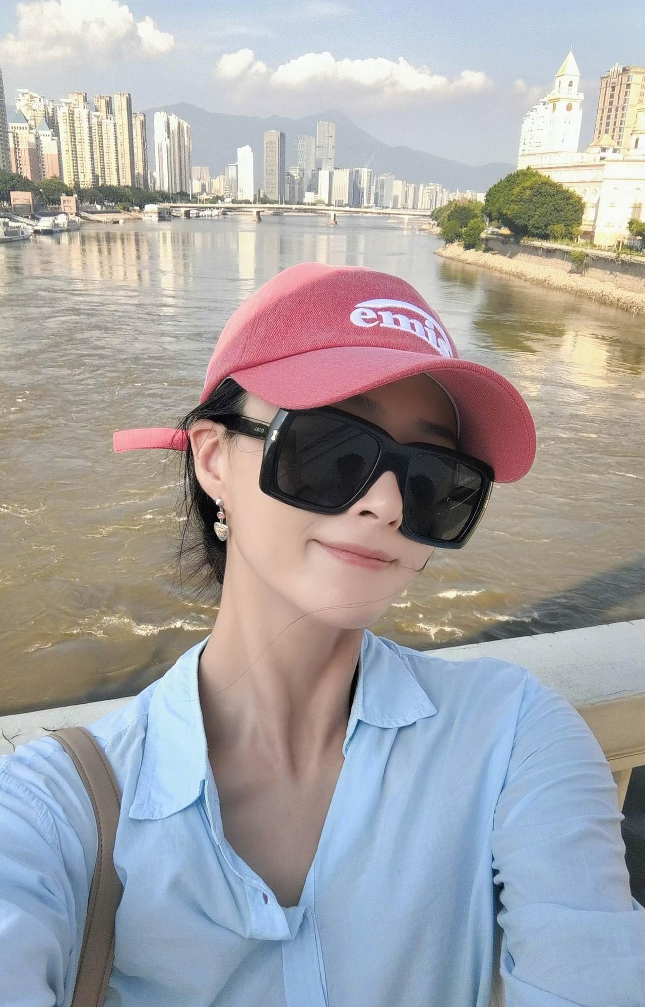 近日，蒋欣晒到福州游玩的照片，她穿搭的清爽干净又舒适，人也瘦了很多。蒋欣从白天