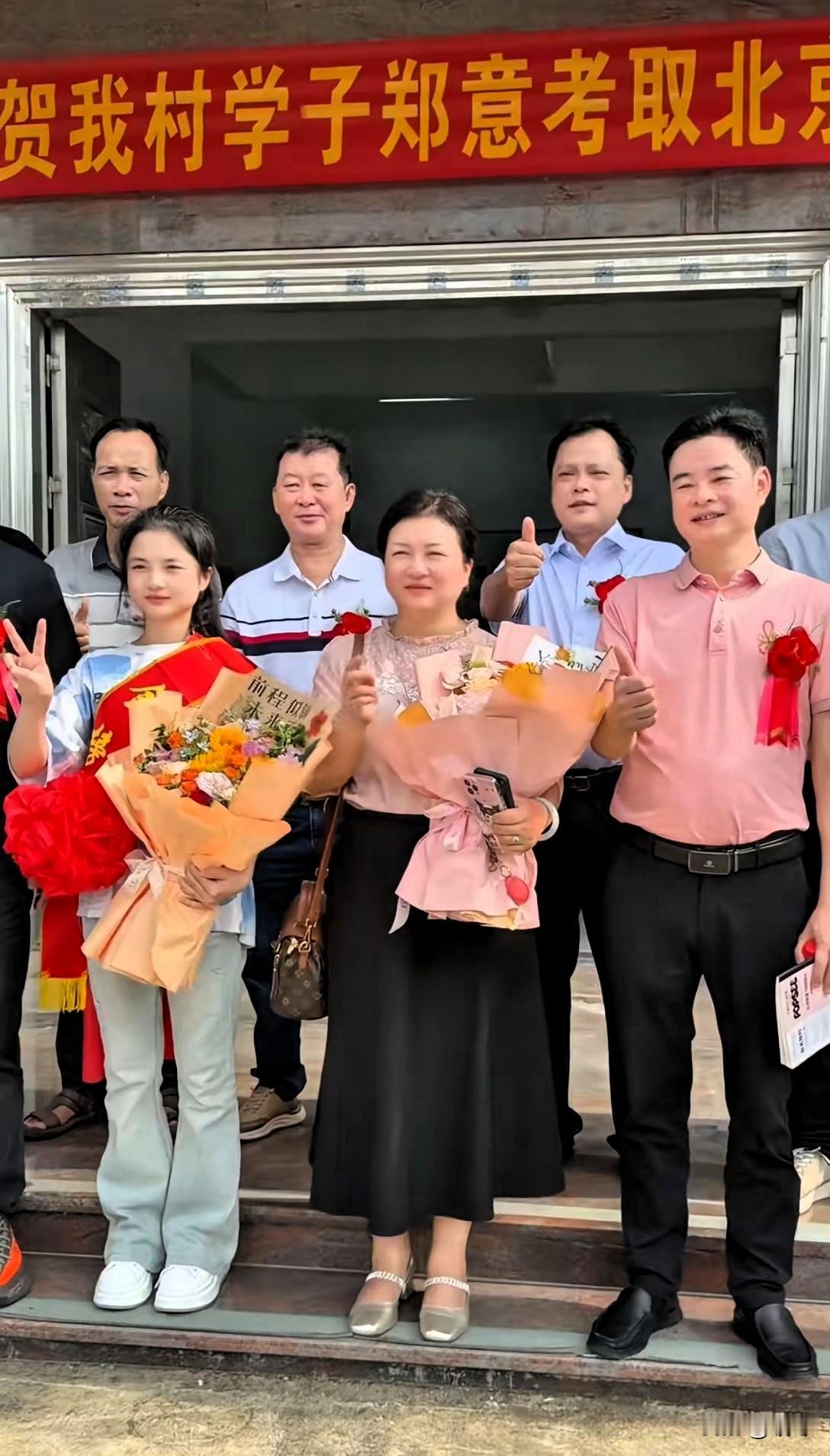 祠堂中门百年森严、从不轻易开启，却为一名年轻女孩彻底敞开。潮汕这一幕破例的荣光，