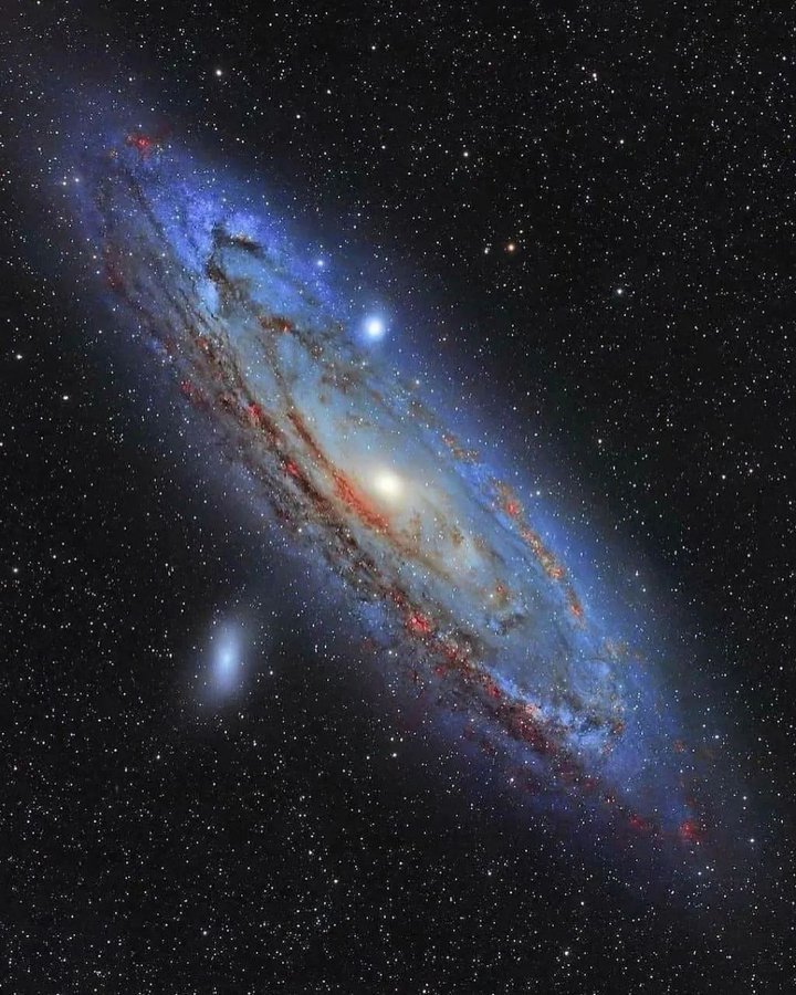 仙女座星系是我们本星系群中最大的星系之一，它距离地球250万光年，是肉眼可见的最