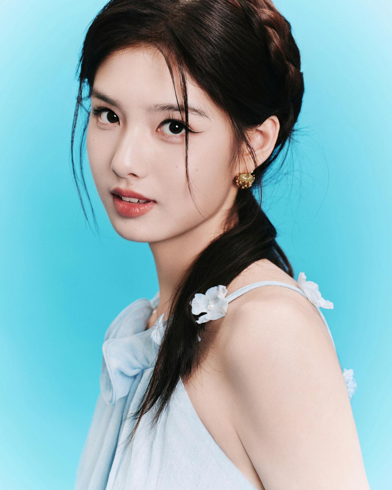 艾米少女感溢出屏幕！浅蓝色蓬蓬挂脖裙，元气氛围感十足