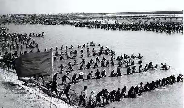 1949年4月，百万雄师过大江的时候，美苏两个超级大国都在干嘛？答案是:苏