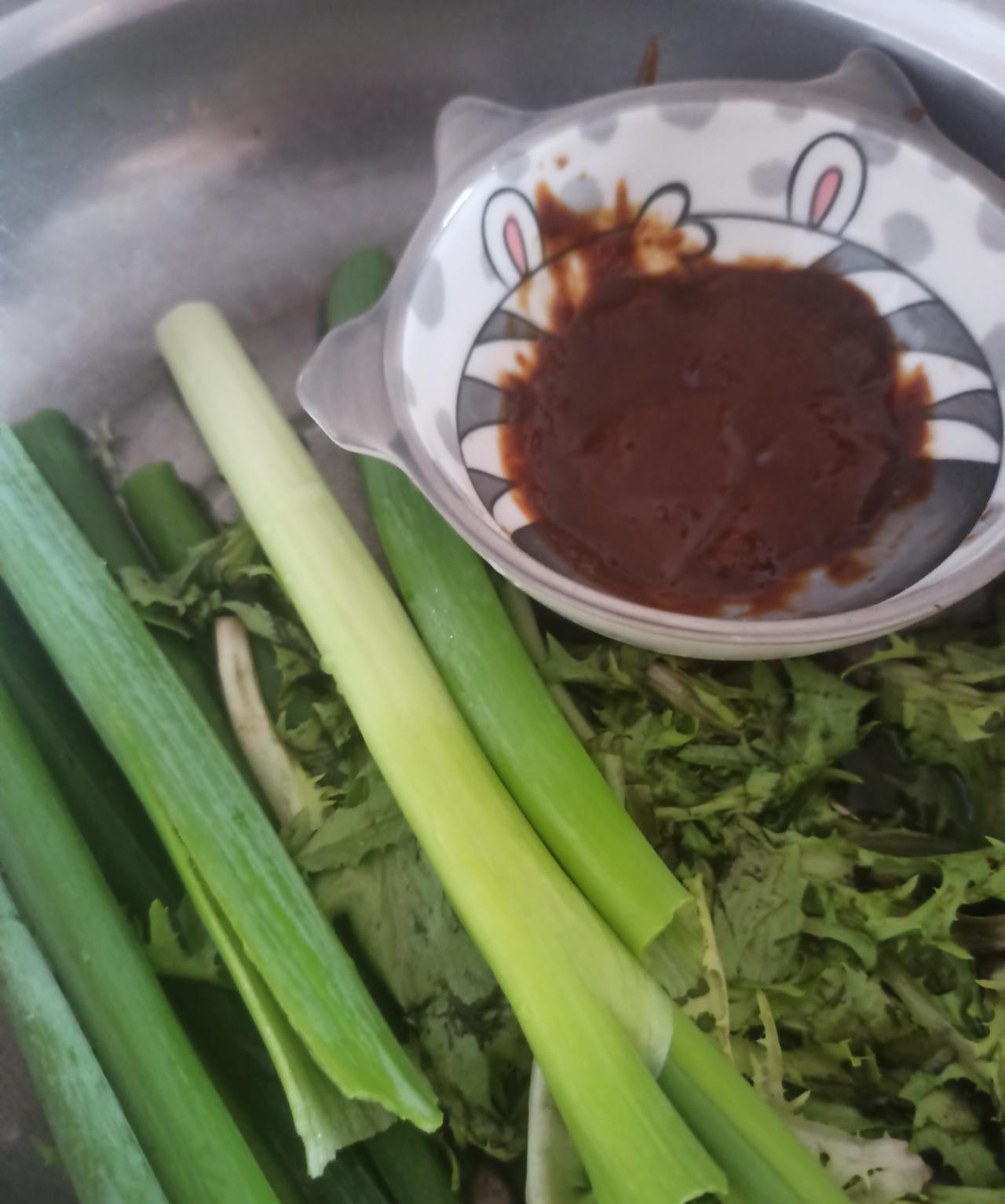老婆吃饭的时候，无论是白米饭还是面条，总会把酱油放在一边，时不时在饭里拌一点。