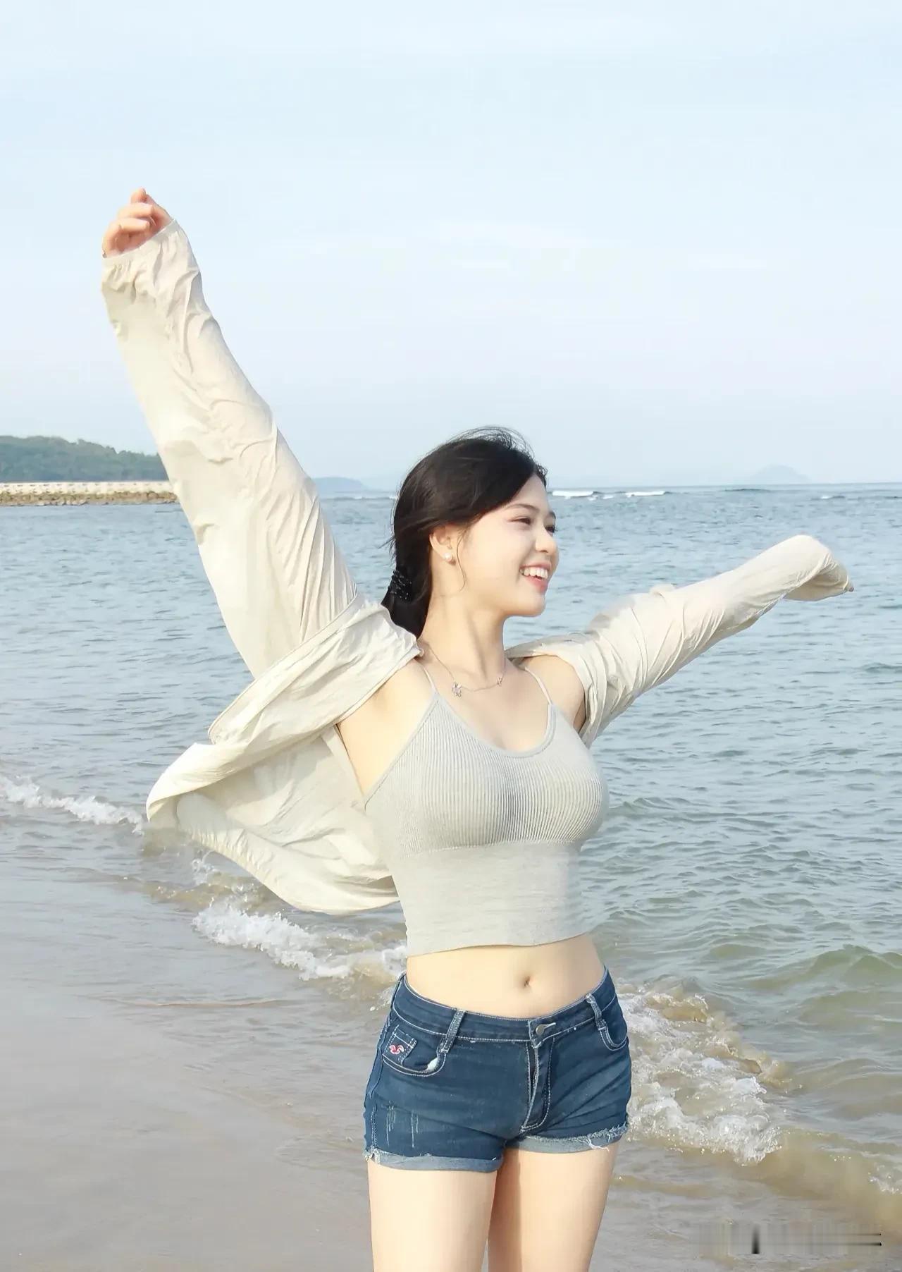 浪花轻吻脚踝每个女孩心里都住着一片海自由、浪漫、不羁的灵魂