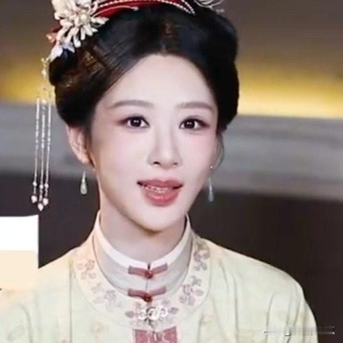 杨紫不参加综艺是对的最好今年下半年不要再进组就更好了因为今年她播了两部剧，玉