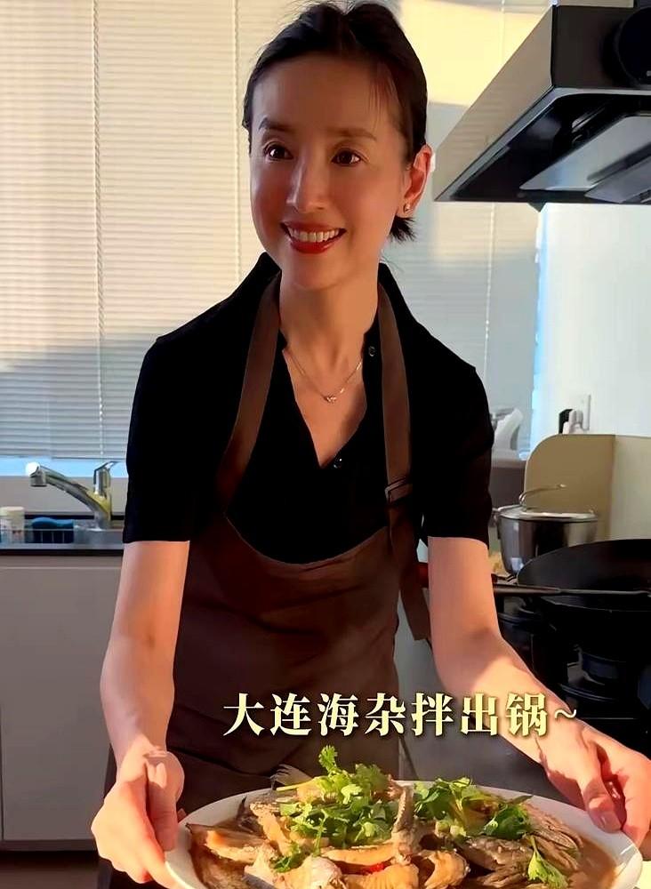儿子搬去和前夫潘粤明同住后，46岁的董洁，倒在大连过得格外松弛。旧T恤、夜市、