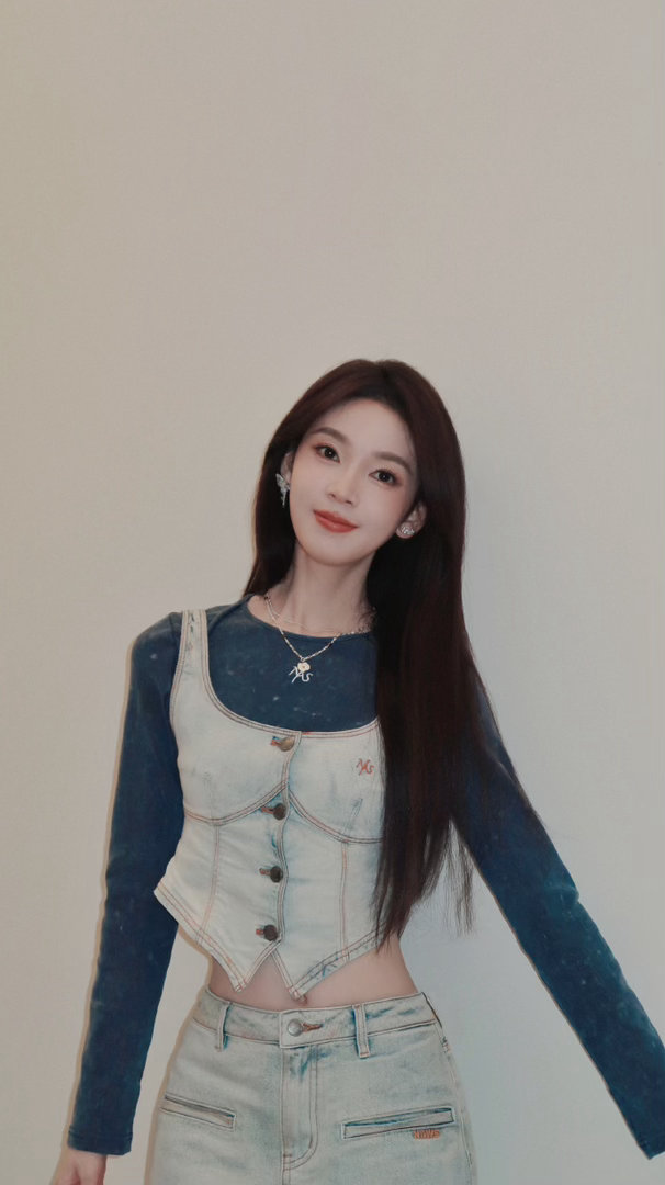 陈瑶直拍黑长直发的陈瑶，美得很有辨识度。后台直拍里她不争不抢，安安静静站在那里