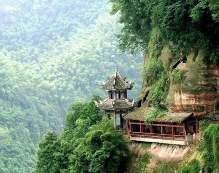 四川最美的九大旅游景点1、银厂沟；2、稻城亚丁；3、峨眉山；4、九寨沟；5、黄龙