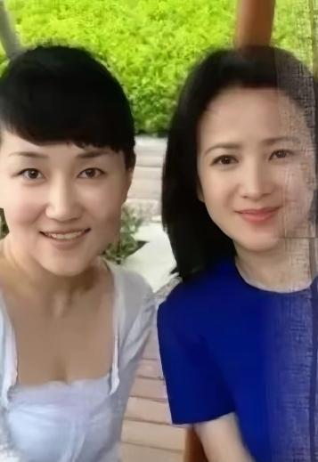 何晴何明姐妹俩从小感情深厚，何晴生病期间妹妹何明一直陪伴左右，这就是血浓于水的姐