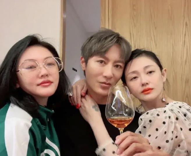 看完大s的这三张照片，就知道她的去世，到底是汪小菲的过错，是具俊晔太“爱”她