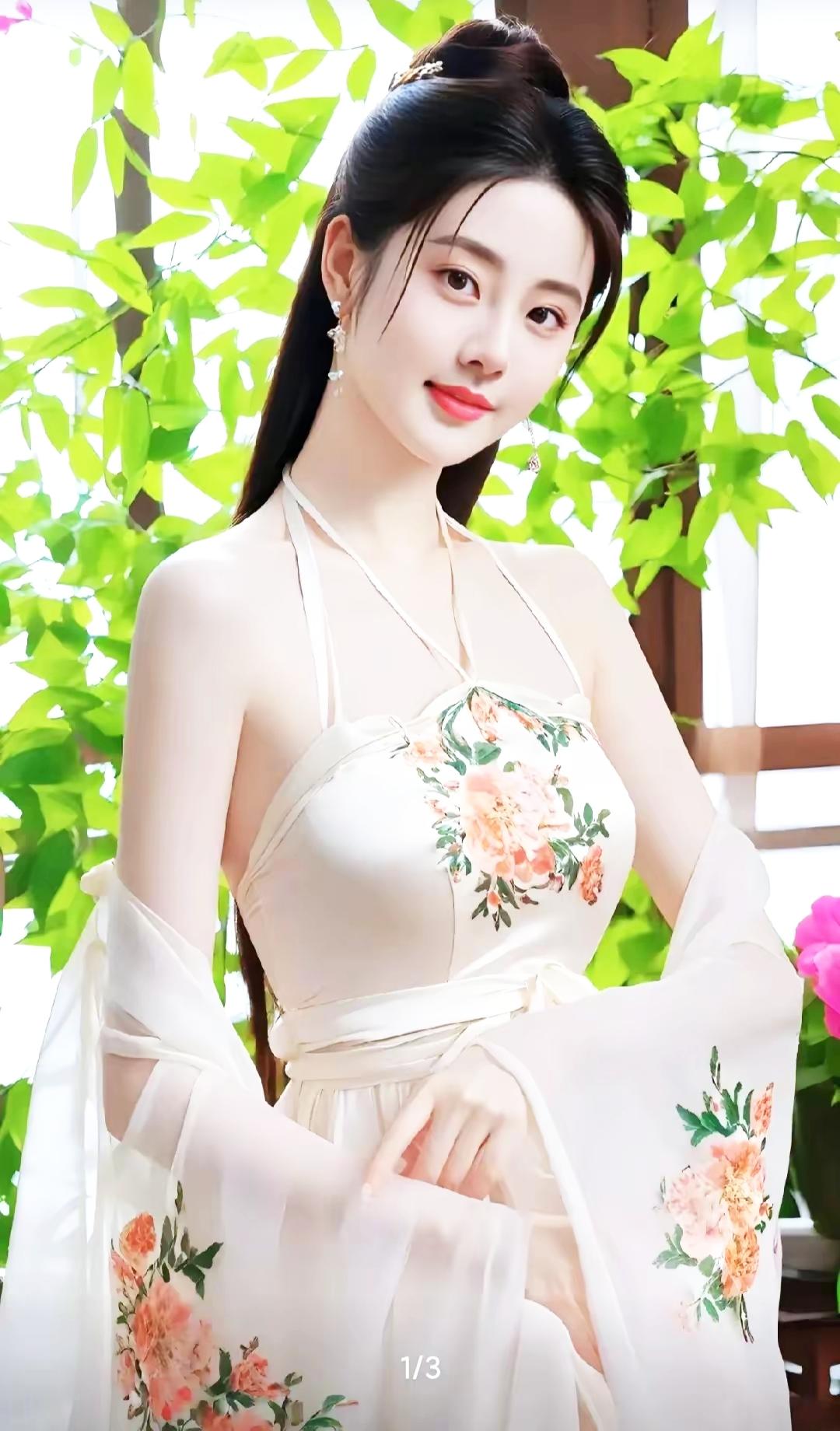 “古风少女，花间漫步”🌸👗💃