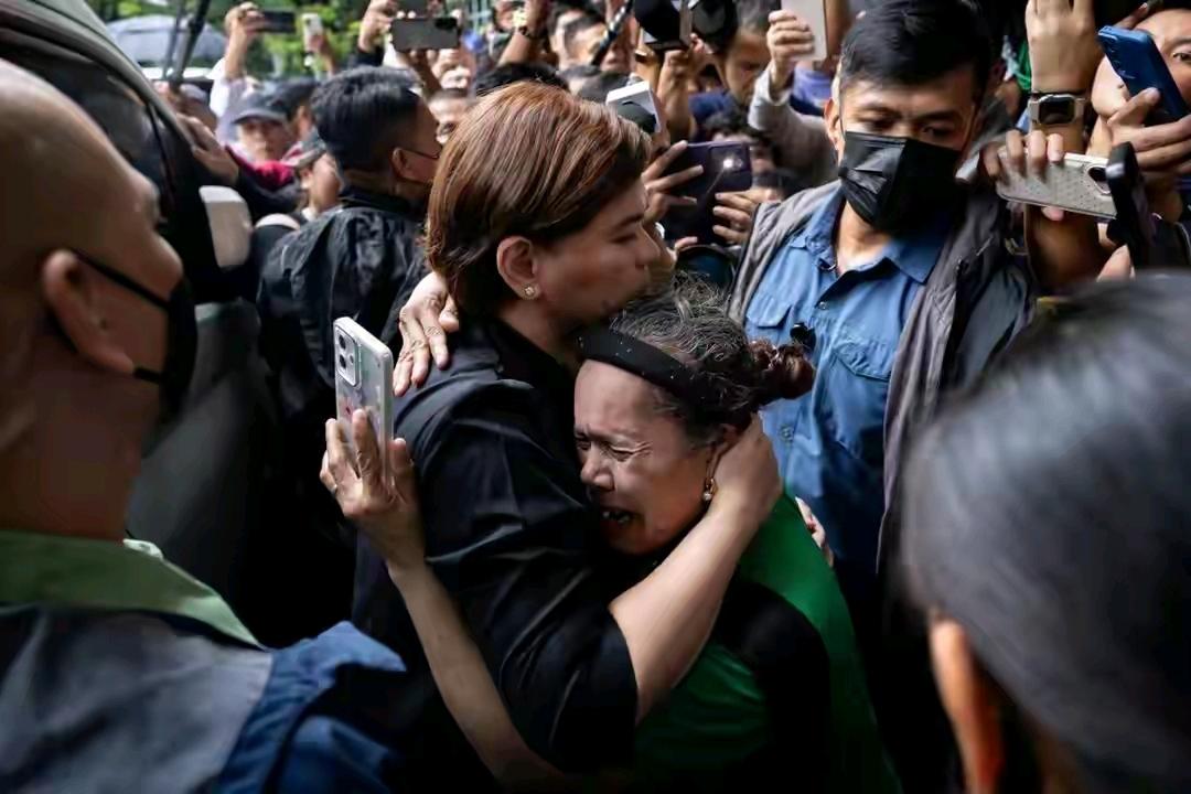 沙拉投案，马科斯慌乱。9月4日，奎松市地区法院对副总统莎拉·杜特尔特签发逮捕