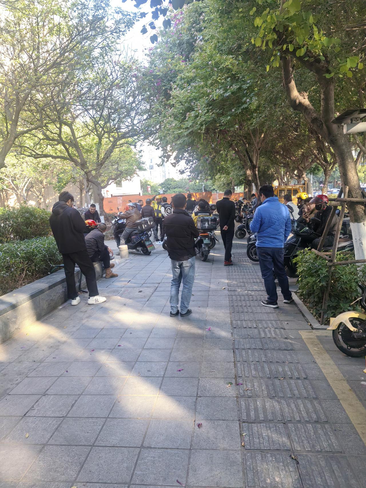 异性真心爱上你的10个表现：1、经常忍不住想靠近你。2、比你还主动。3、