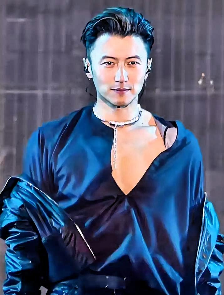 谢霆锋怎么突然温顺成这样了。当年叛逆桀骜，眼神全是锋芒。如今露面总是眉眼带笑