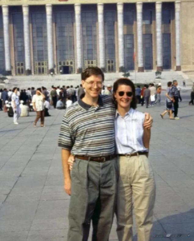 1995年，比尔盖茨以200亿美元身家成为世界首富。开心之下，他当年夏天便带着妻