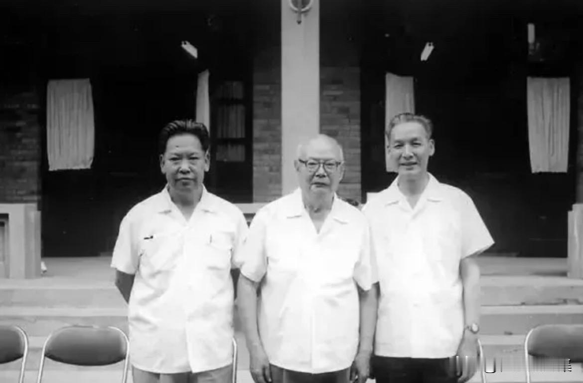 1979年，刘复之与叶剑英等合影，两人是广东梅县老乡。位于梅州市的“剑英公园”，