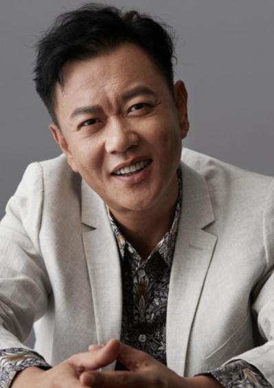 一次，冯嘉怡去一个剧组拍戏，看见导演愁的直摇头便问“怎么了？”导演说“需要在豪华