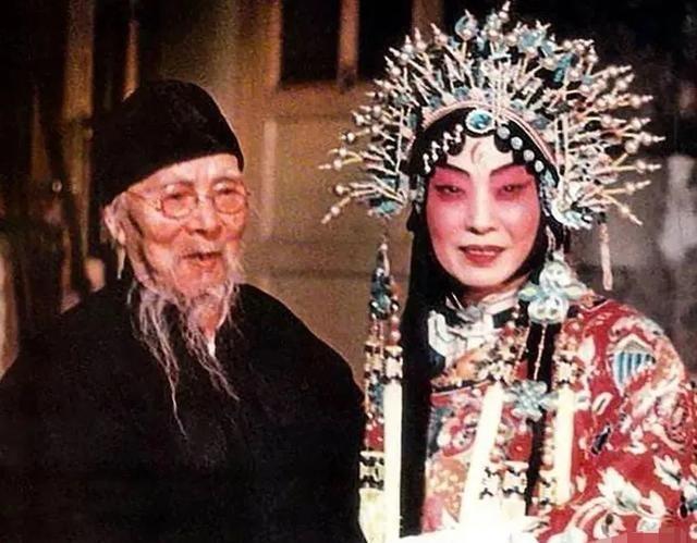 有一次，齐白石应邀做客，这天所到宾客多是达官显贵，只有他穿得寒酸，被人冷落。后
