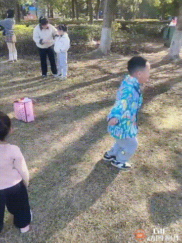 湖南一个男孩跟着妈妈在公园玩耍时，男孩把玩具机器人放在草地上，谁料却被另一个小孩