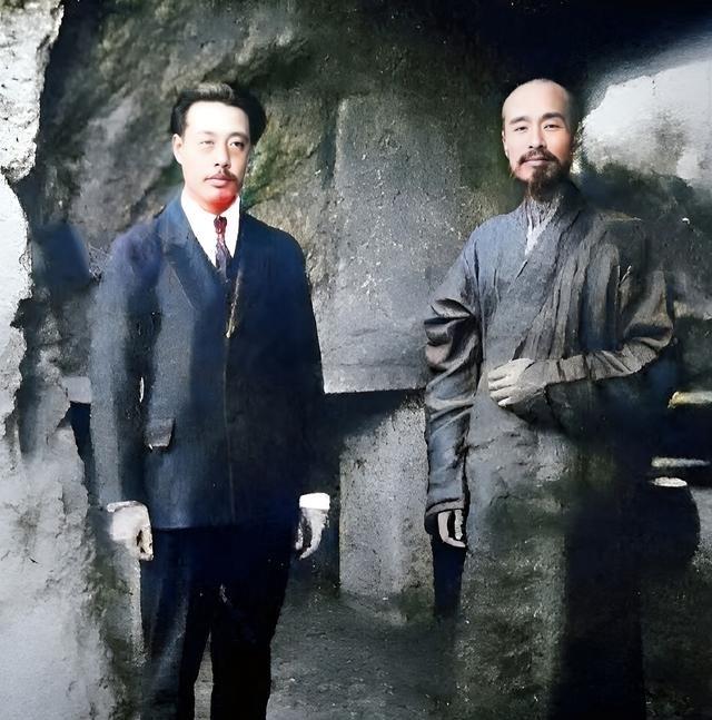 1927年，弘一法师在杭州与侄子李圣章见面。这也是弘一法师出家后第一次见家里人。