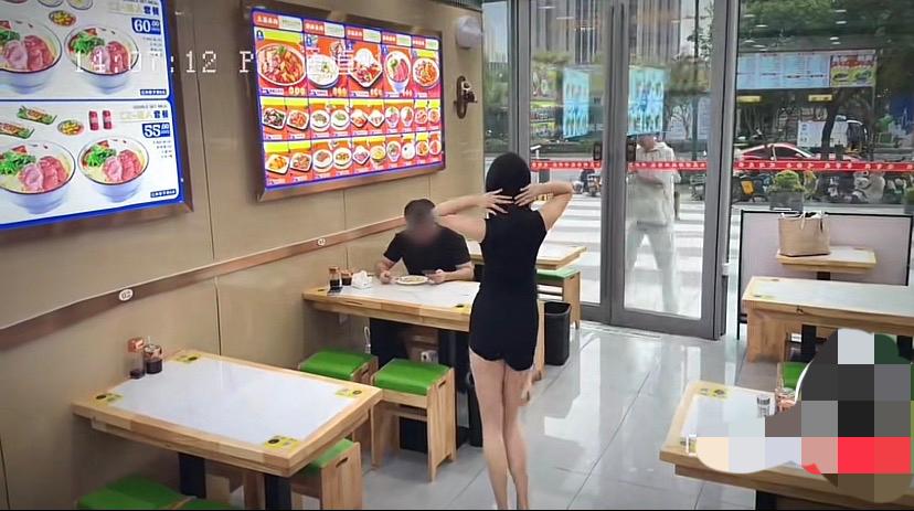 餐饮这么不好干么，点一个盖浇饭，还有舞蹈展示？