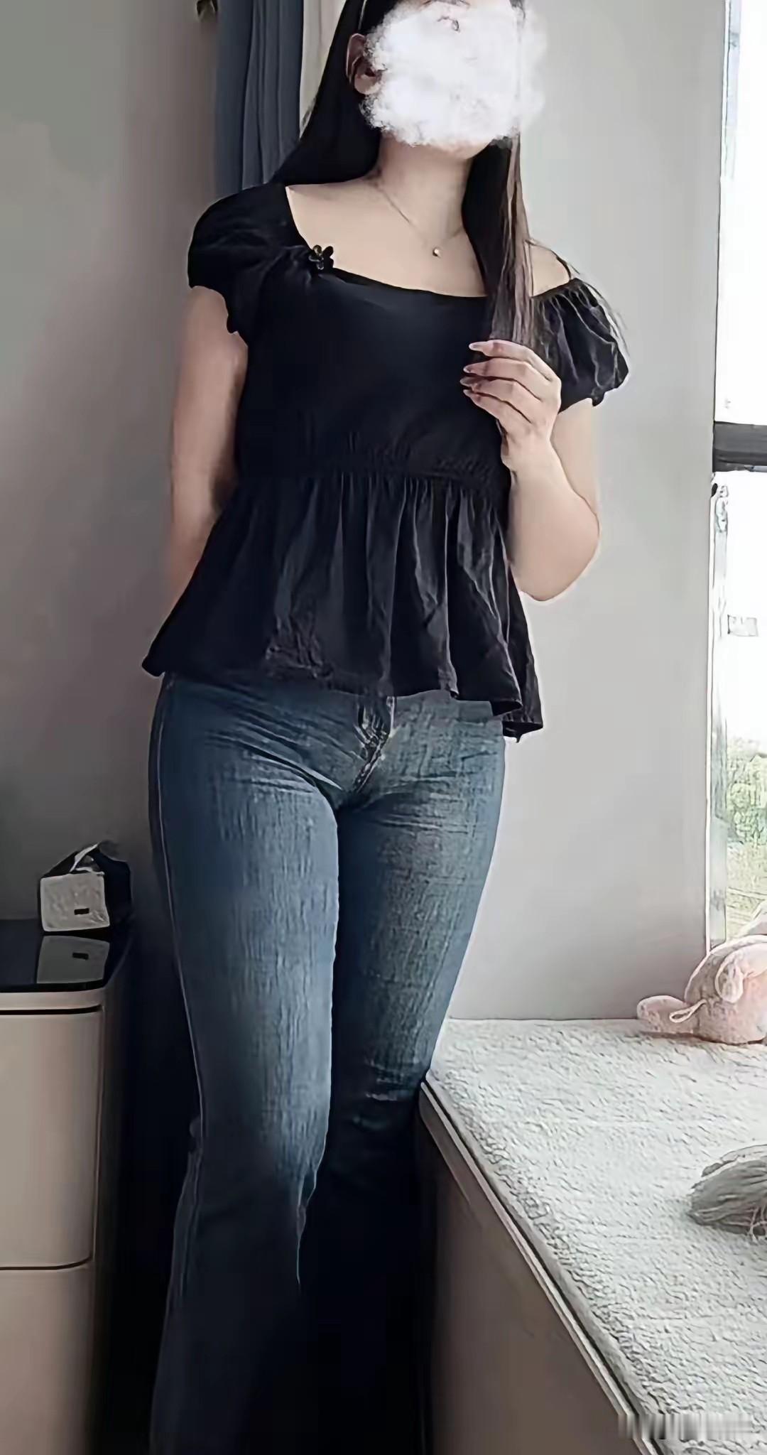 紧身牛仔裤从不是身材的枷锁，而是身体线条的默契同谋。它贴着腰线勾勒出利落弧度