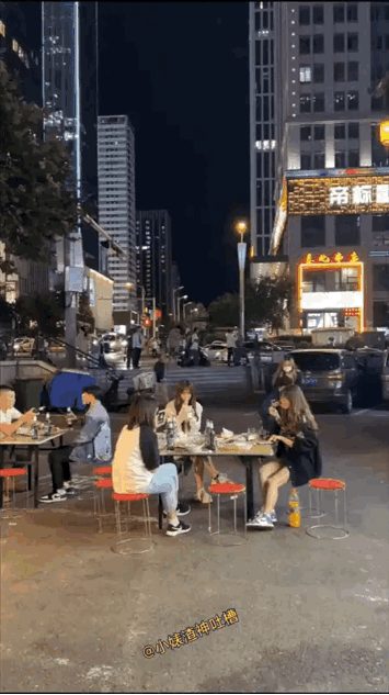 我有权利怀疑，他们几个是同个学校的。甚至是认识的。