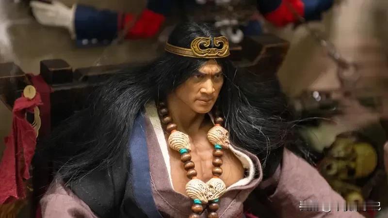 武松征方腊归来，在六和寺附近遇到一个尼姑，对方转身后，武松竟当场跪地痛哭。