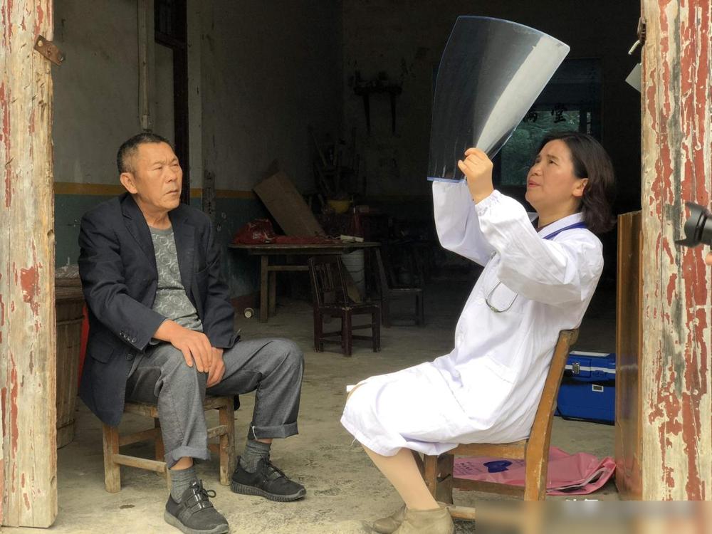 蓝盈莹，真该退圈去上班了。说真的，我看这场对谈的第一反应不是“她很优秀”，而