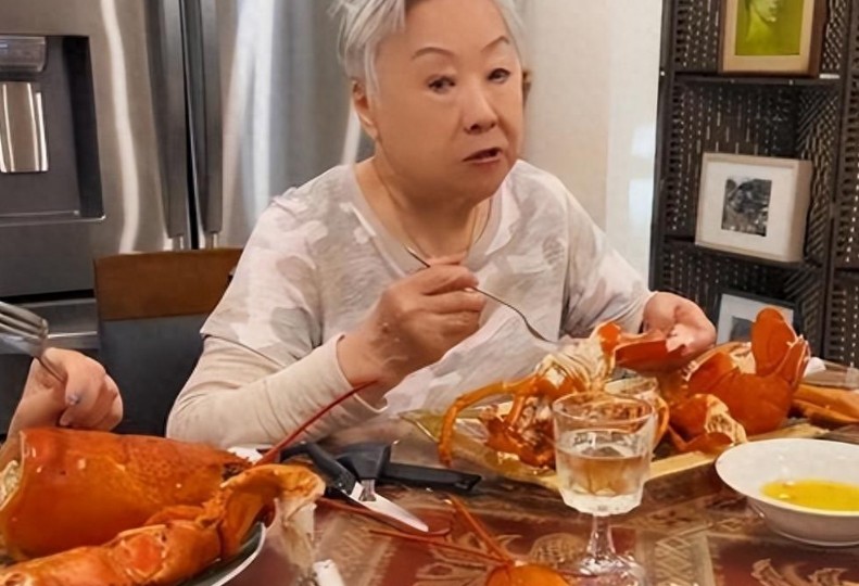 59岁演员晒美国奢华生活，祖孙三代这日子也太奢侈了！ 演员在国内捞钱国外花