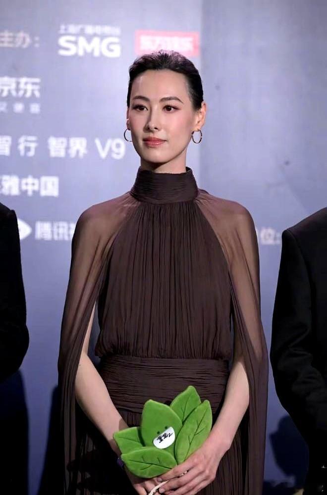 47岁章子怡和38岁梁洛施，在红毯上撞衫了，同一条酒红色露背裙。章子怡浑身珠光