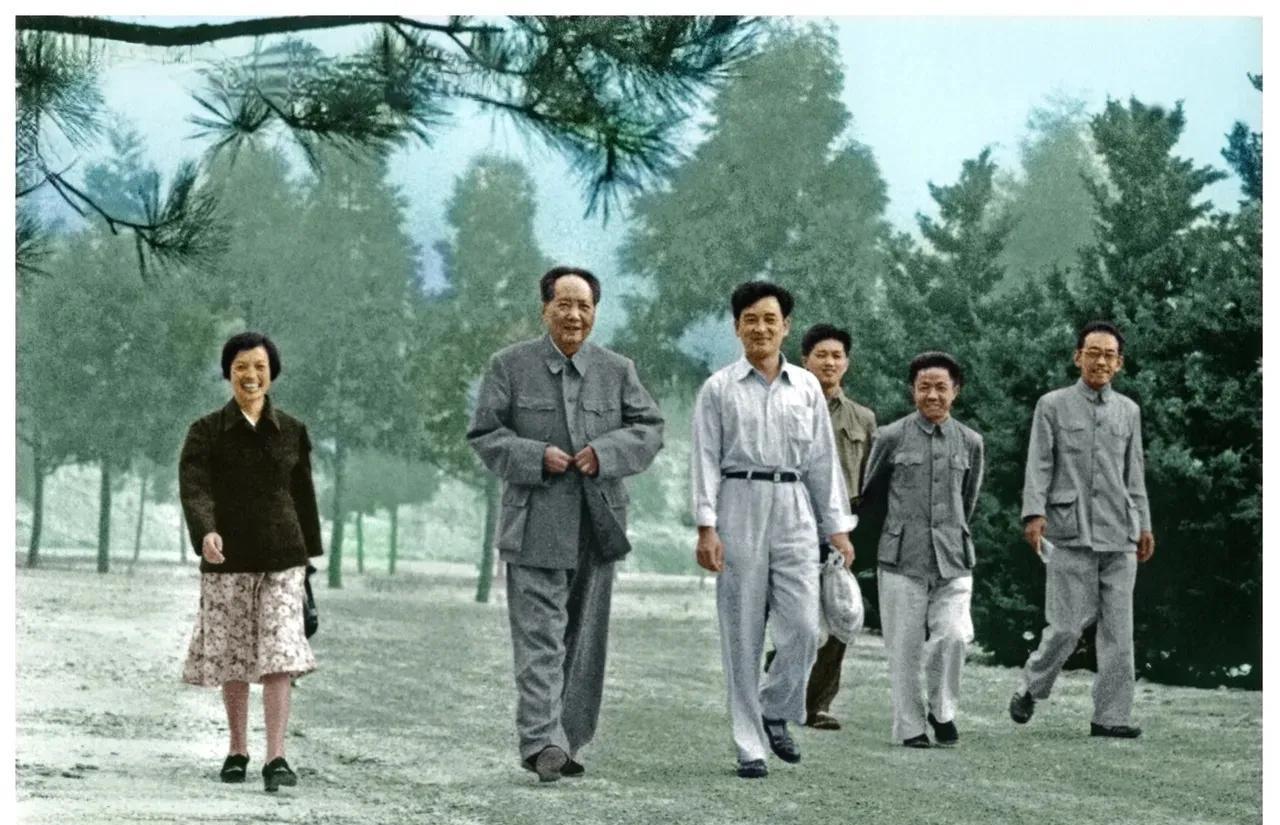 1961年，庐山会议期间毛主席和工作人员一起散步。