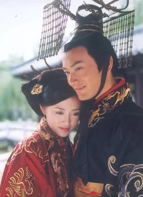 仔细捋一遍东汉历史就能发现，整个东汉就梁女莹特殊，她是汉桓帝按大婚礼制直接娶进门