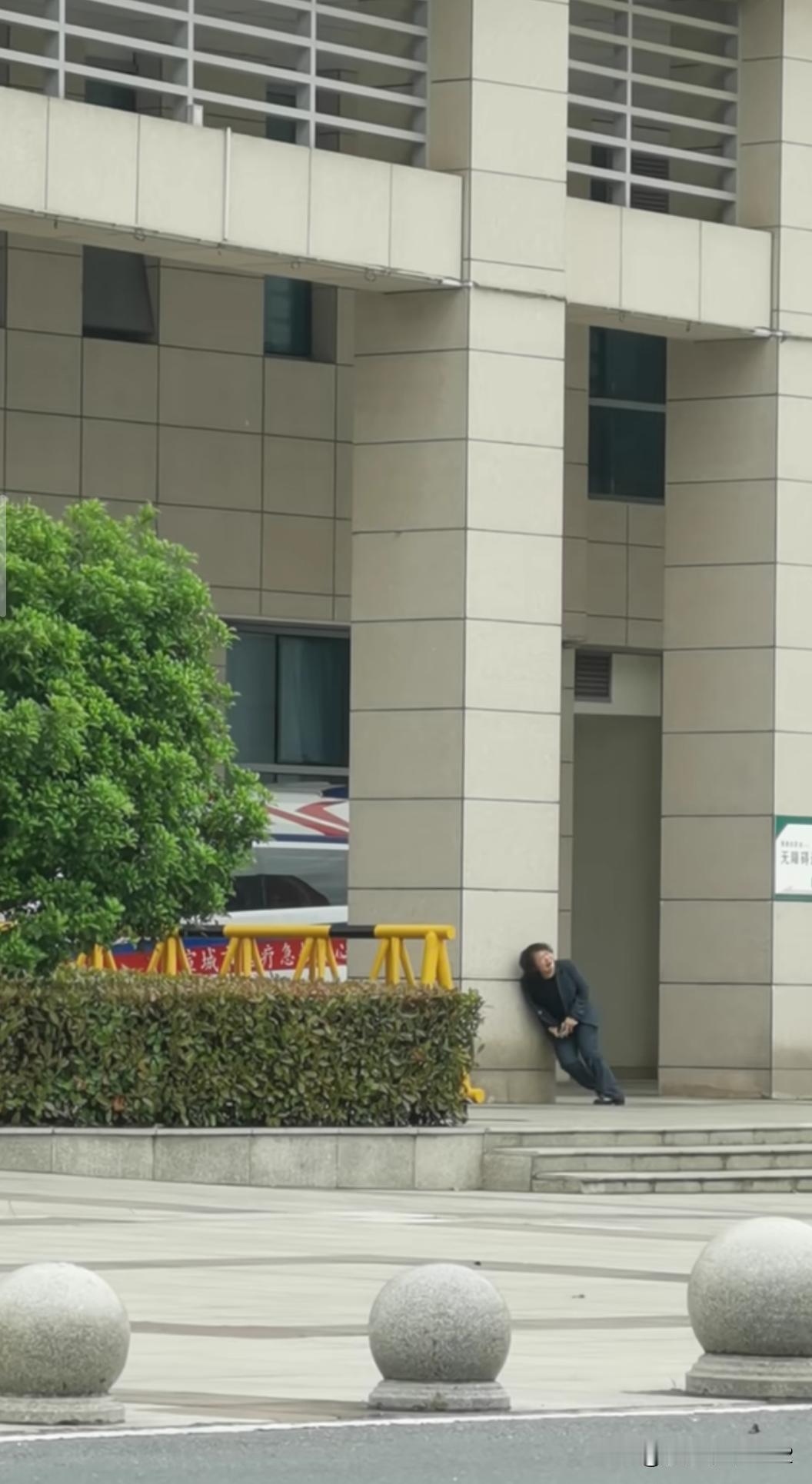 从医院门口出来，这个阿姨大哭起来，情绪很低落。。。。。。。一个老医