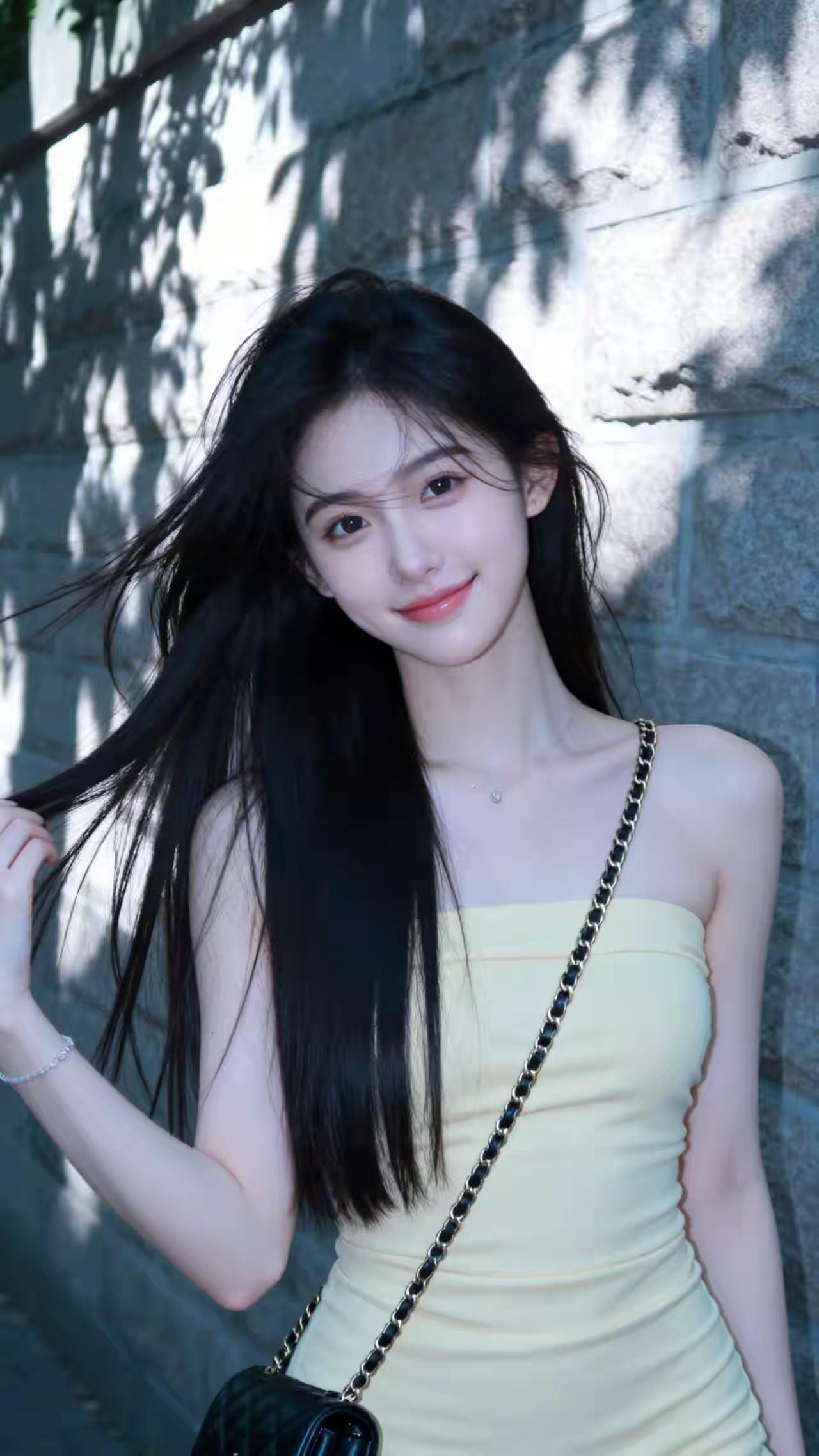 这种穿衣显瘦、看着有肉的柔美少女谁能不爱，一眼便惊艳了时光，让人沦陷！轻熟少女风