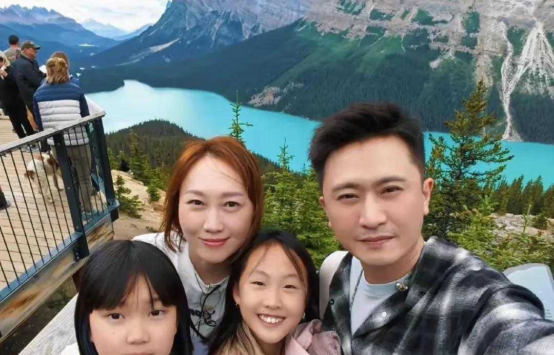 杨帆全家旅游照曝光，小女儿罕见露面！大女儿杨思宜多次被媒体报道，小女儿从未见过。