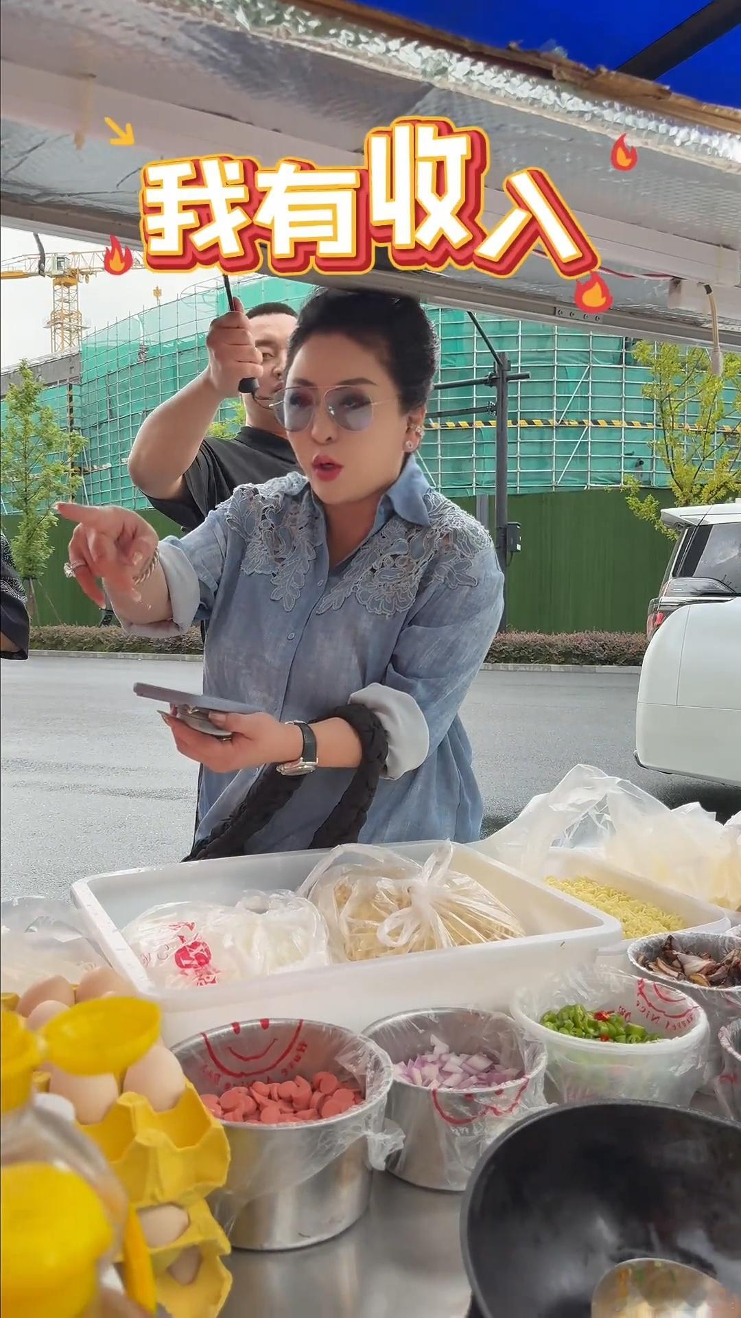 向太吃路边摊向太路边摊买炒年糕向太吃路边摊，他们也吃这种的哦​​​