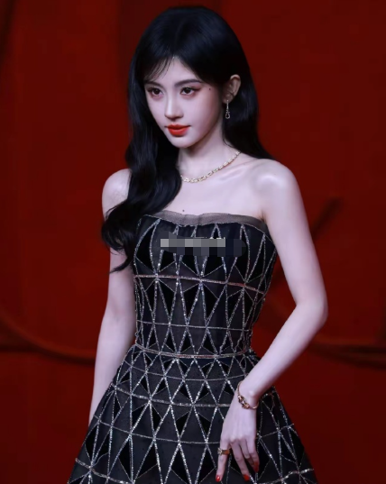 我严重怀疑，鞠婧祎这次出席时尚芭莎盛典，不是为了在观众面前刷存在感，不是为了